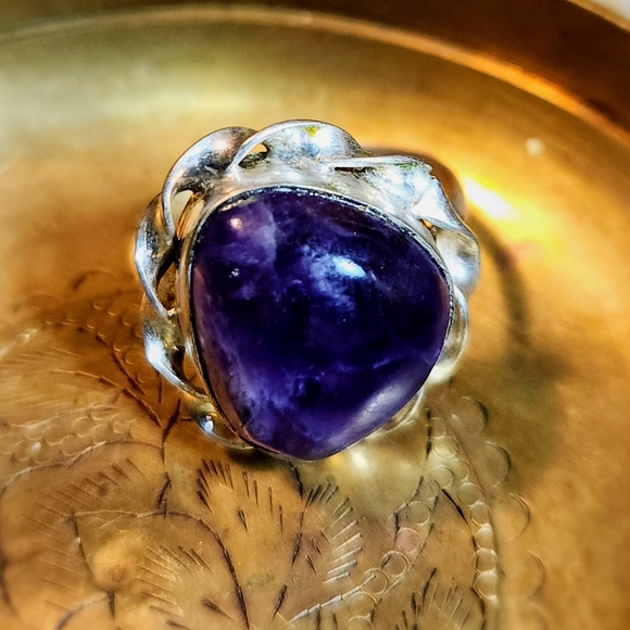 Pretty, Round-Triangle Shaped, Genuine, Amethyst Cabochon Ring. - Picture 5 of 6